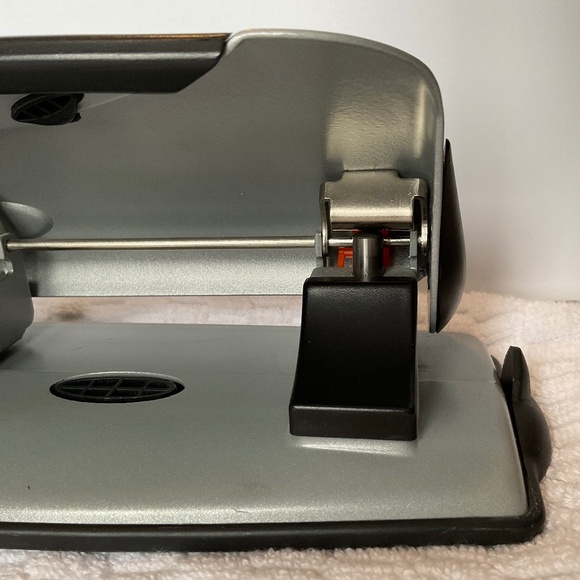 Swingline Safety 3-Hole Punch - Silver/Black - Picture 11 of 16